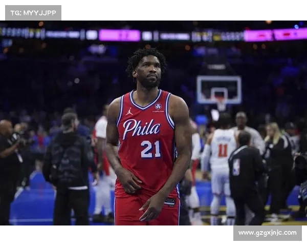 恩比德迟到引发马克西愤怒队友间的矛盾和焦虑情绪暴露于赛场之上